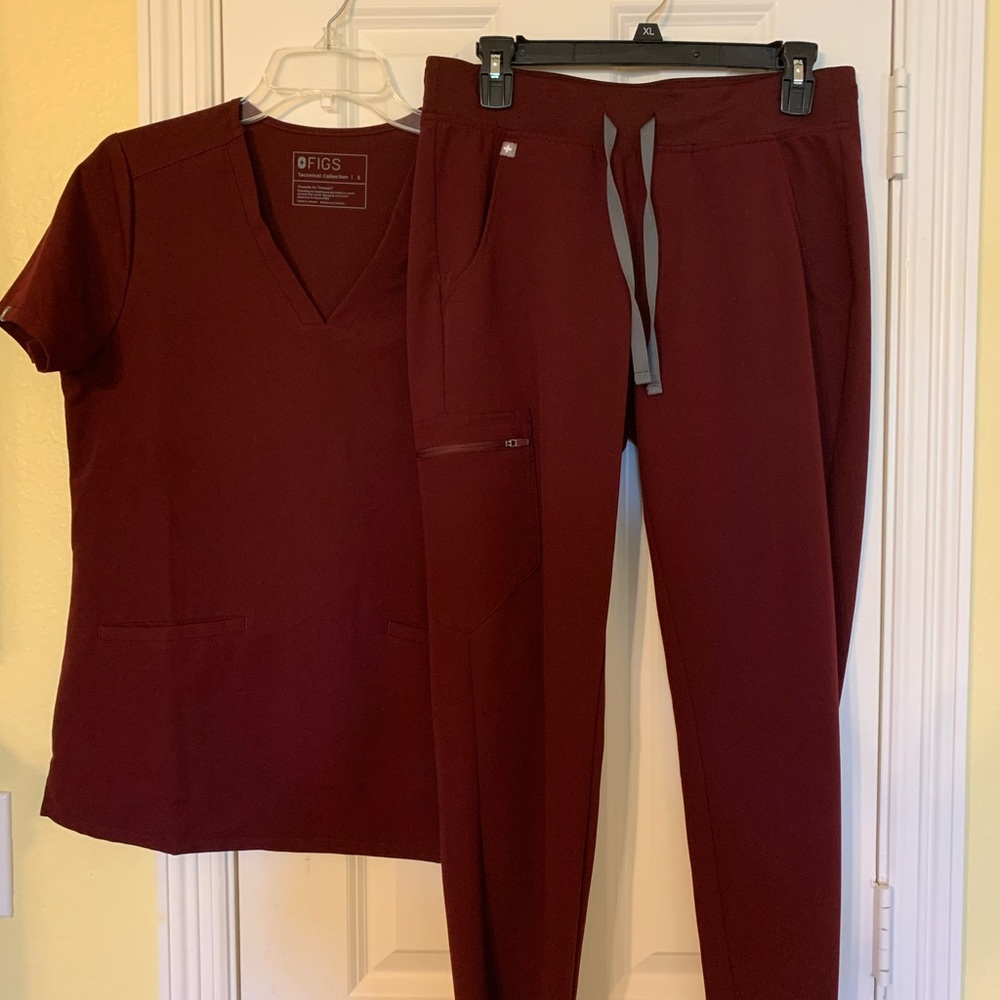 FIGS SET SIZE SMALL - Burgundy 2 pocket Scrub Top S & Zamora Jogger Bottoms S